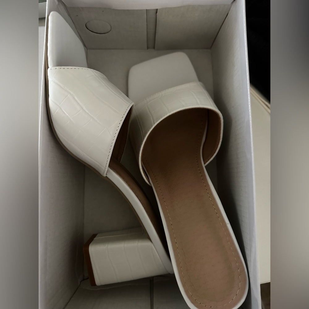 Women’s comfy heeled sandals
